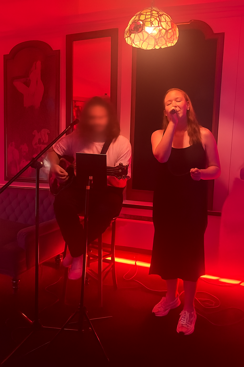 Singer performs live at jazz night – Singsmith student Lydia